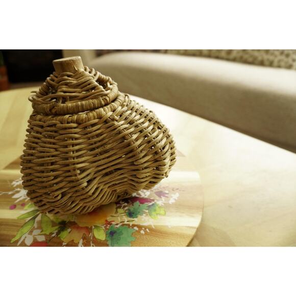 Handwoven Wicker Beehive Basket with Lid - Picture 1 of 4